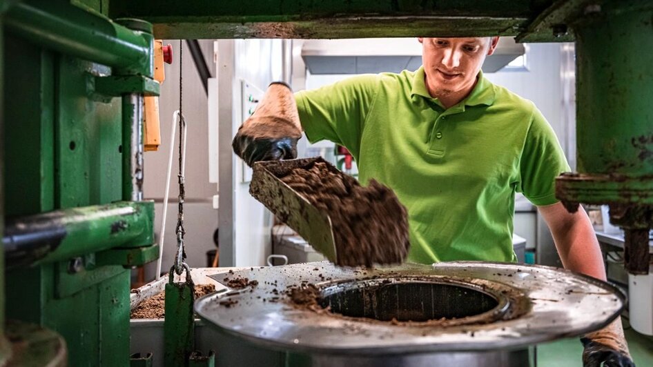 Pressen in der hofeigenen Ölmühle | Hans de Kort | © Österreich Werbung/ Hans de Kort Pressen in der hofeigenen Ölmühle | © Österreich Werbung/ Hans de Kort