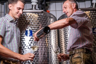 wine tasting with family Pieber | © TVB Bad Waltersdorf