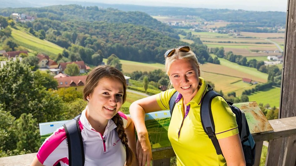 Zufriedene Wanderer mit toller Aussicht | © TVB Thermen- & Vulkanland