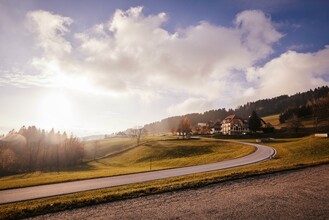 Wildwiesenhof_außen mit Landschaft_Oststeiermark | © Wildwiesenhof