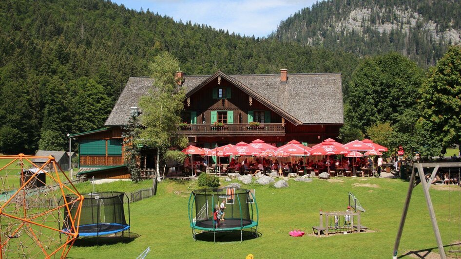 Blaa Alm, Altaussee, Spielplatz mit Terrasse | © Viola Lechner