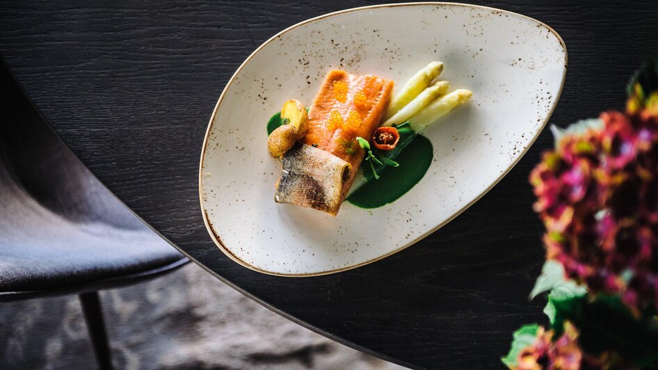 Aiola im Schloss - Lachsforelle mit Spargel | © Aiola - Joel Kernasenko
