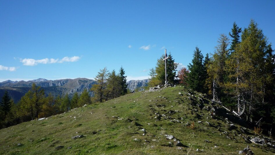 Blick zum Gipfelkreuz