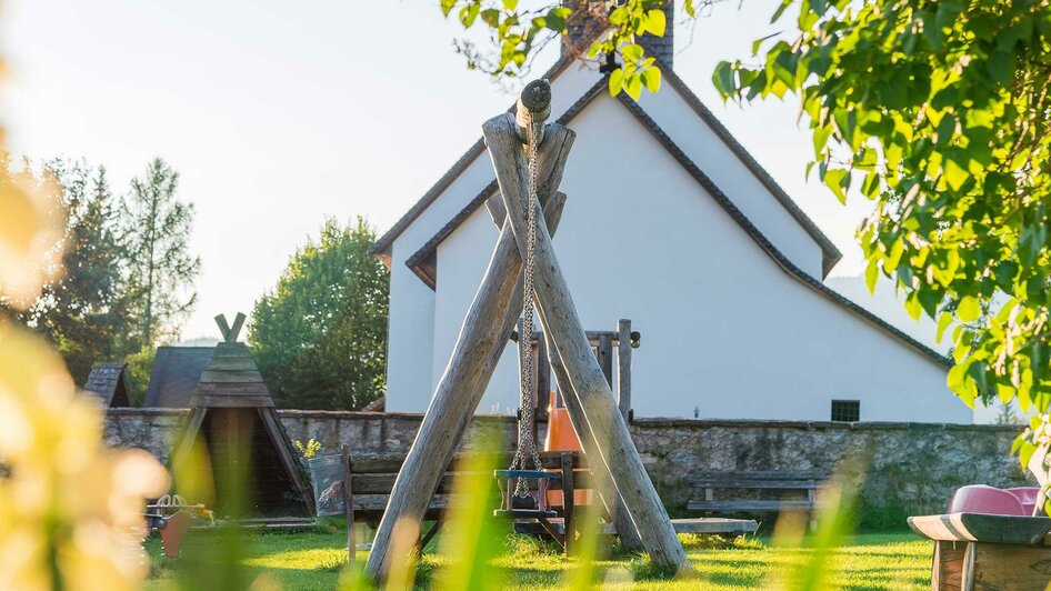 Spielplatz vor der Kirche | © Alpengasthof Moser