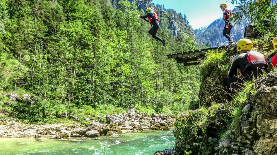 Nicht jeder wagt den Sprung in´s kühle Nass | © Black Sheeps Adventures KG