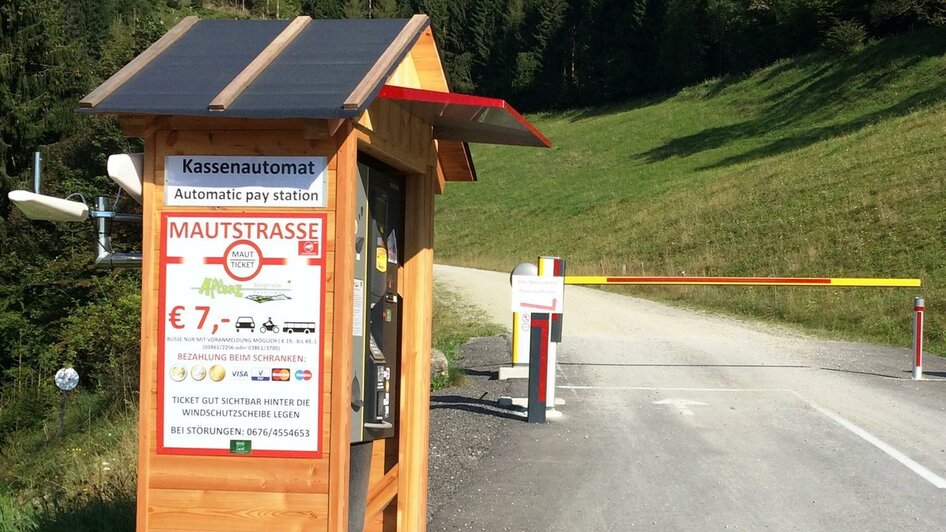 Ticketautomat beim Mautschranken