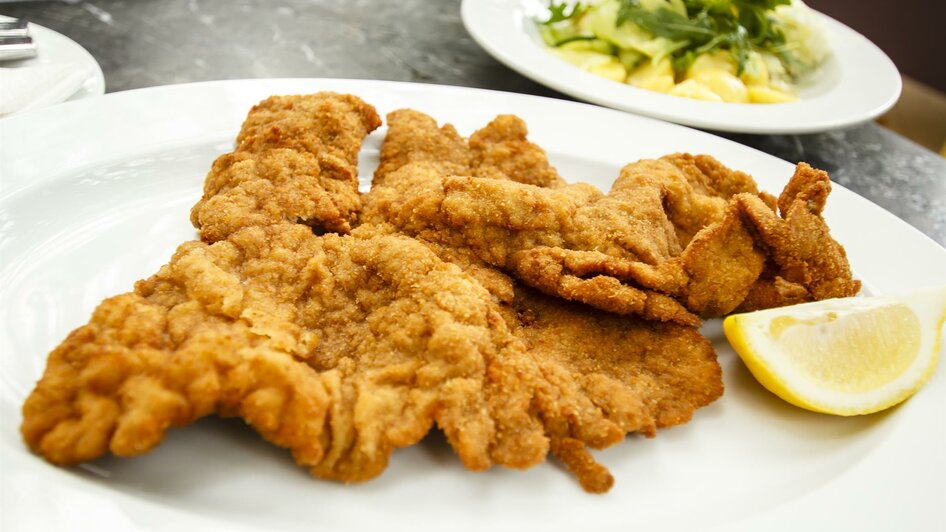 Riesen-Wienerschnitzel mit Erdäpfelsalat | © Pirker GmbH Mariazell