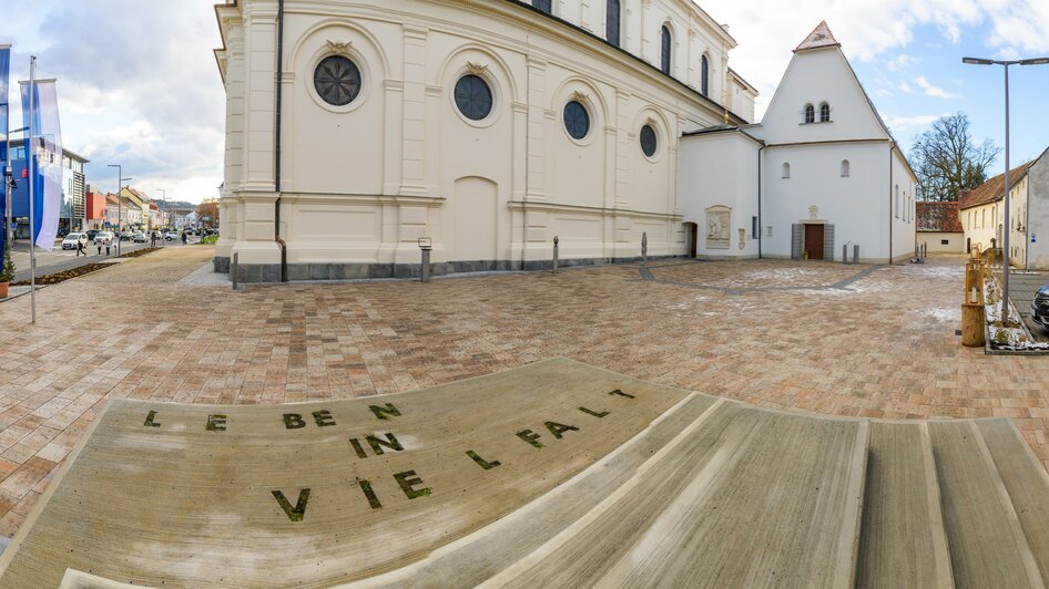 Fotopoint vor dem buntesten Kirchturm der Welt | © Stadtgemeinde Feldbach