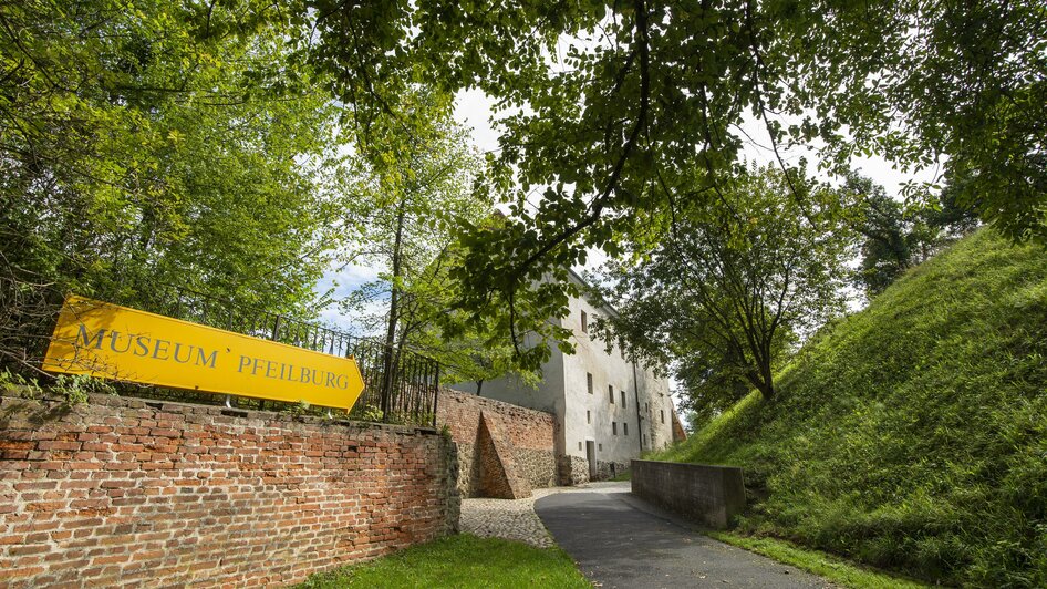 Zugang zum Museum in der Pfeilburg | © Schlösserstraße, Franz Suppan