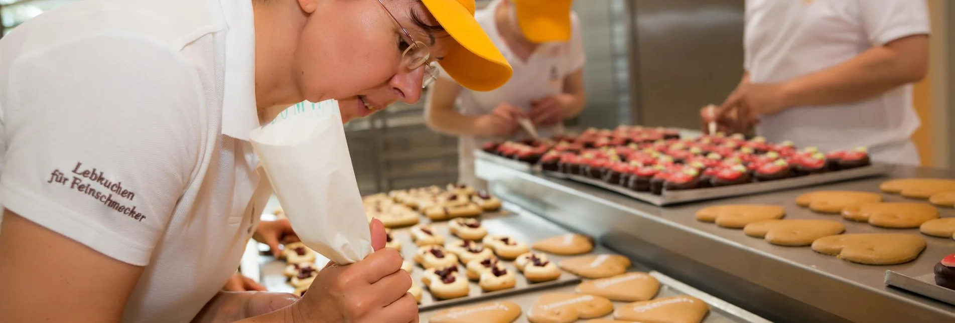 Herzen verzieren und beschriften | © Pirker GmbH Mariazell