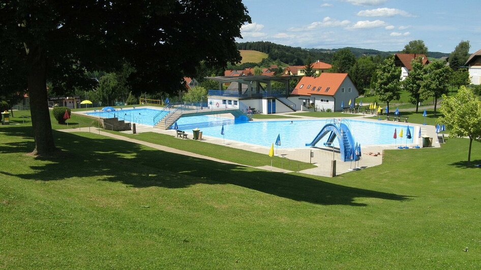 Freibad Becken mit Rutsche | © Marktgemeindeamt Gnas