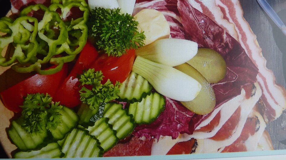 eine köstliche Jause mit eigenen Produkten | © Freiländeralmhütte