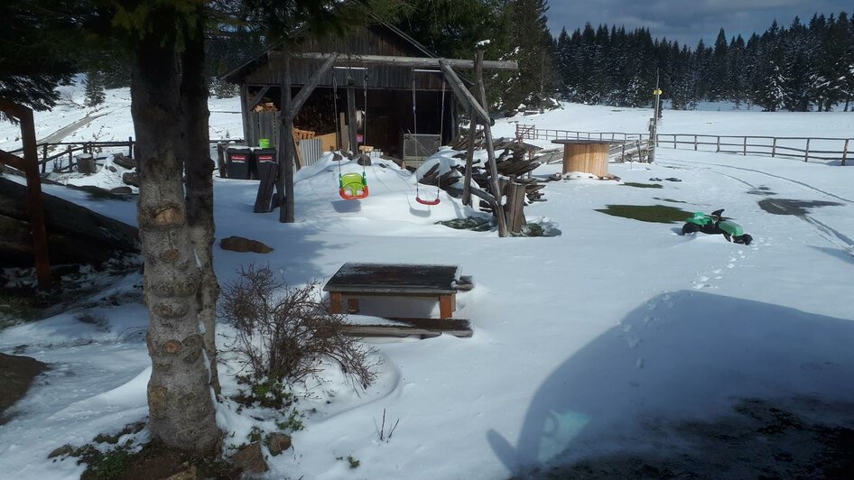 verschneiter Spielplatz | © Freiländeralmhütte