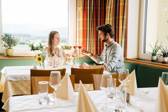 Gemütlich anstoßen im Gastzimmer vom Martinhof | © Martinhof