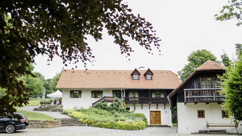 Hofansicht des Hochzeitsweinguts | © Karin Bergmann Photographer