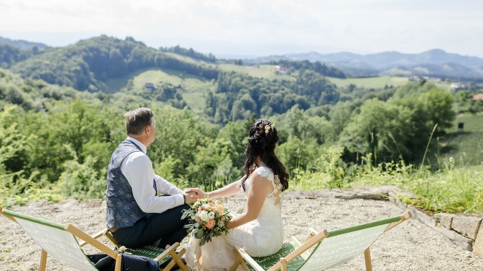 Brautpaar am Hochzeitsweingut | © Karin Bergmann Photographer