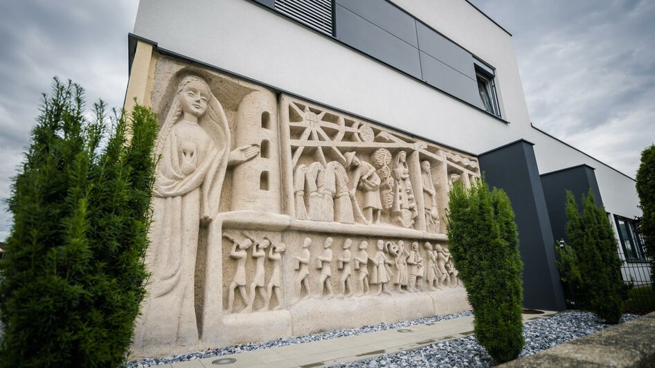 Sandsteinrelief_Alfred Schlosser | © Jana Scherr