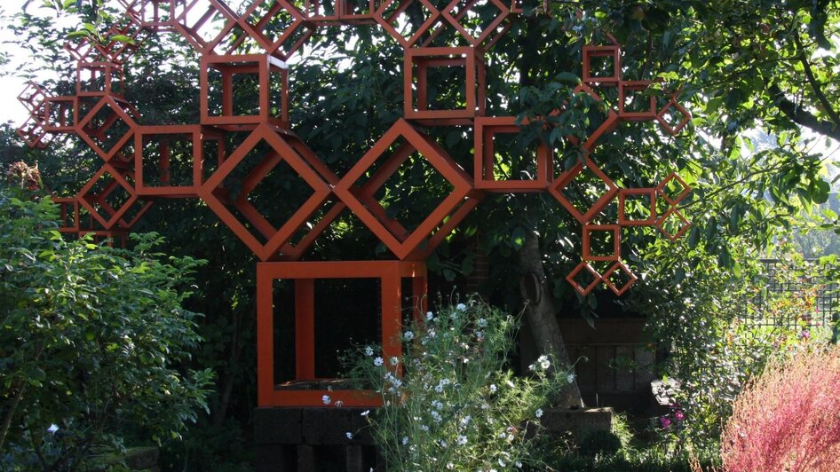 Geometrische Skulptur im kunstGarten Graz | © kunstGarten