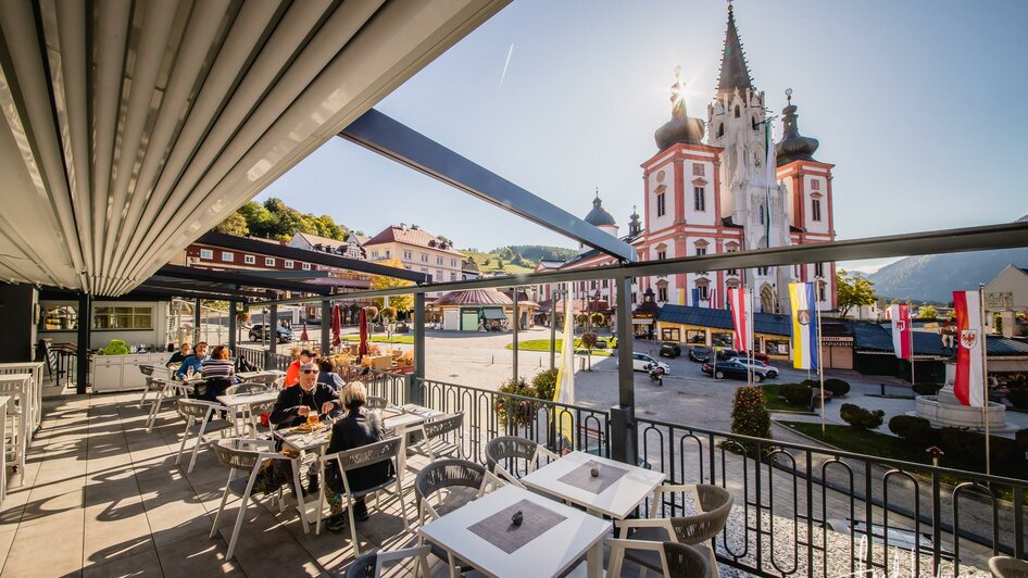 Große Terrasse mit schönstem Ausblick zur Basilika | © www.mariazell.blog / Fred Lindmoser