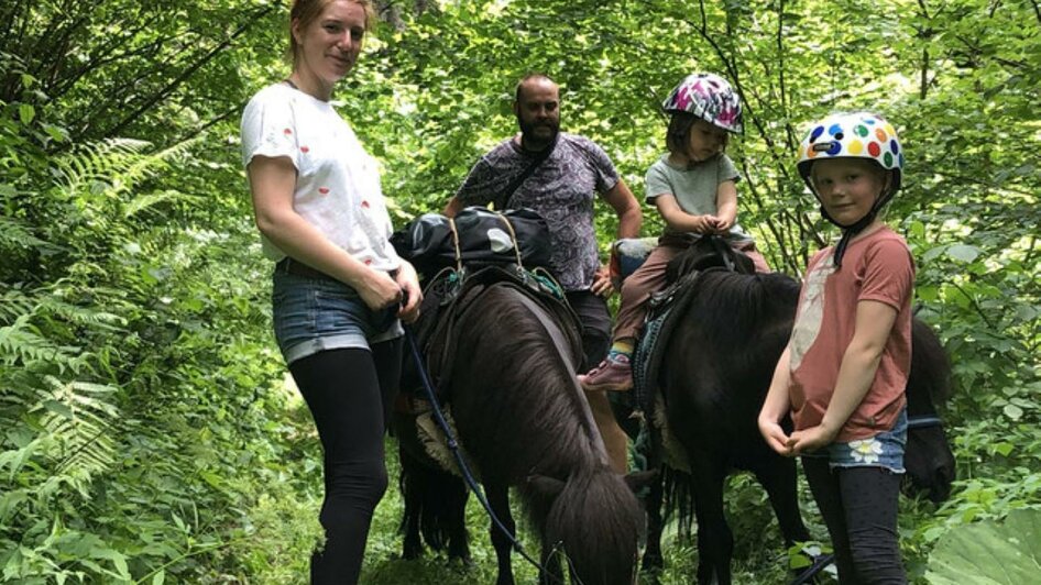 Mit Ponys im Wald | © Ponytrekking