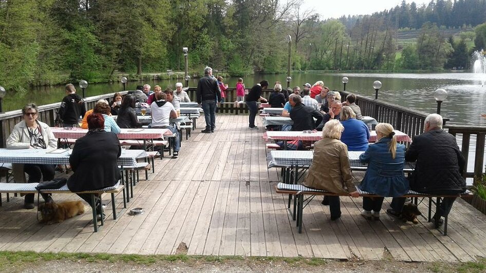 Teichwirt Voitsberg_Terrasse mit Gäste | © Muhri & Platz OG;