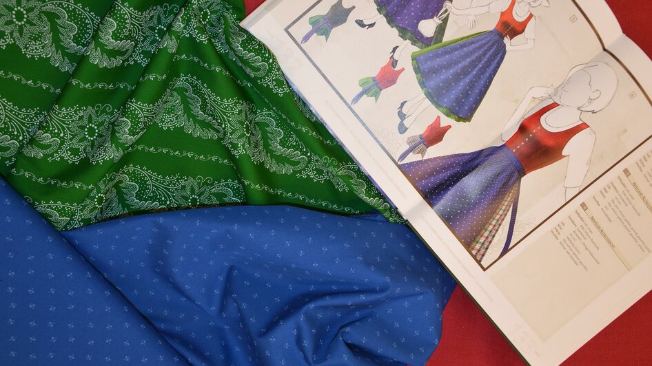 Trachtenstoffe & Schnitte bei Trachten Pachatz | © Trachten Pachatz Trachtenstoffe & Schnitte bei Trachten Pachatz | © Trachten Pachatz