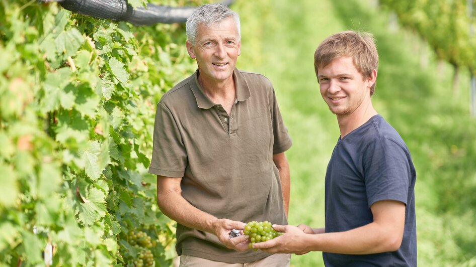 Reinhard und Thomas Lang im Weingarten | © Weinhof Lang