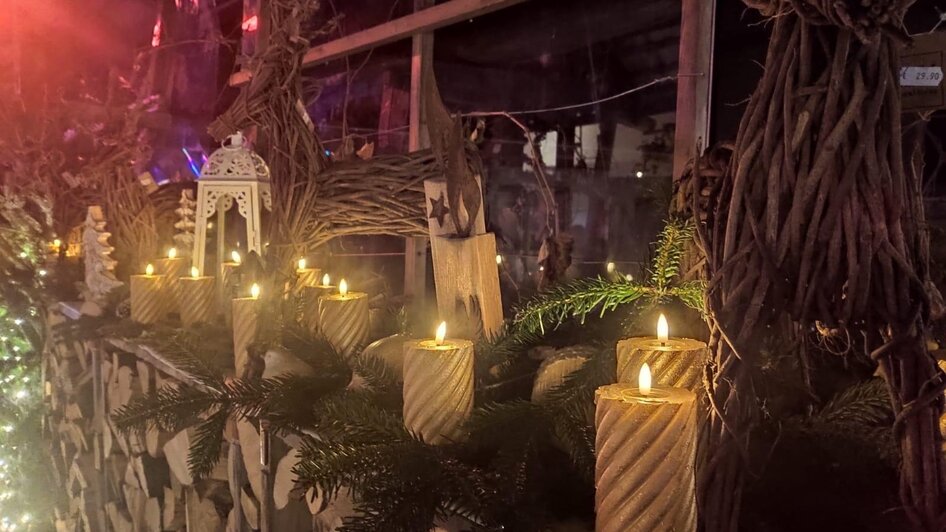 Kerzenschein beim Weihnachtsmarkt | © Stocker Peter
