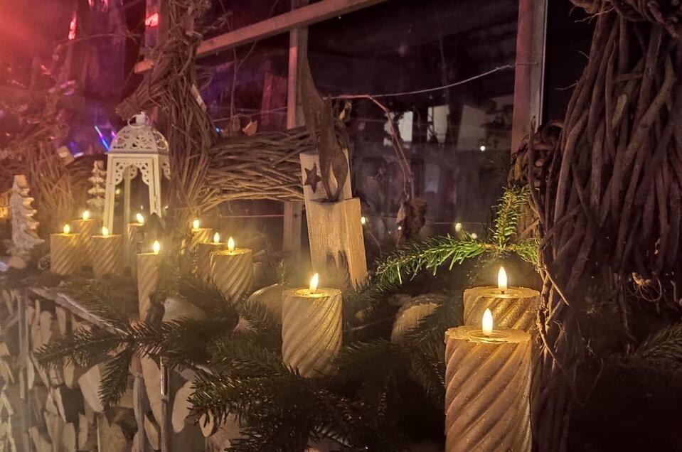 Kerzenschein beim Weihnachtsmarkt | © Stocker Peter