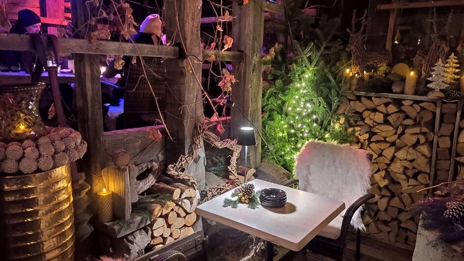 Gemütlichkeit beim Weihnachtsmarkt | © Stocker Peter