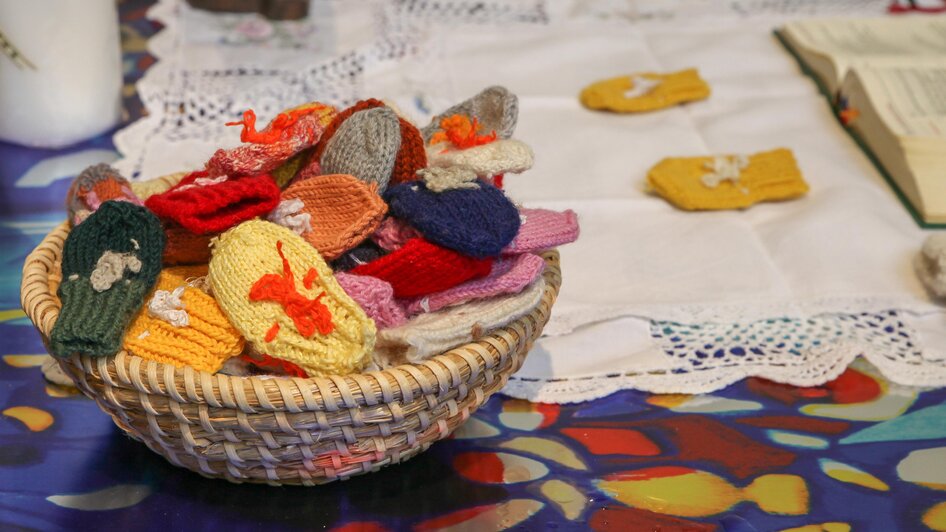 Fäustlinge in der Kirche Seewiesen am Altar | © Peter Häusler