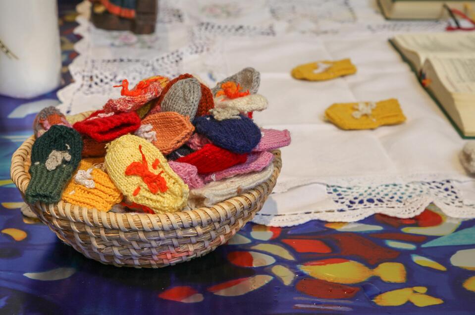 Fäustlinge in der Kirche Seewiesen am Altar | © Peter Häusler