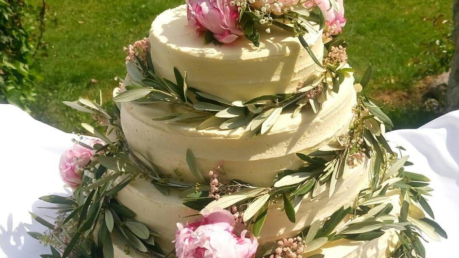 Hochzeitstorte mit Blumen | © Prima Flora
