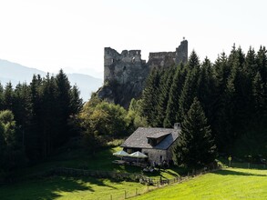 Steinschlosshütte neben der Burgruine | © Alexander Trienitz