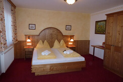 King size double bed in the Kaiserzimmer junior suite