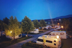 Stellplätze am Abend