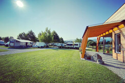 Ölspur Camping mit Sanitärgebäude