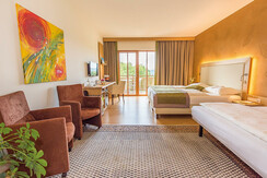 Wald-Wiesenzimmer-gruen-Blick-nach-aussen-Retter-S