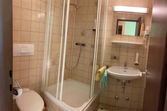 Badezimmer mit Dusche