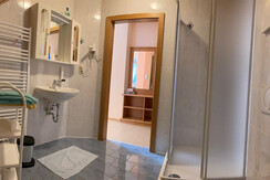 Badezimmer mit offener Tür