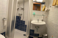 Badezimmer mit Dusche