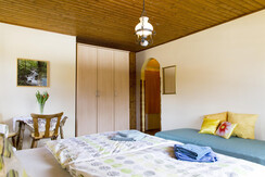 Susi Übersicht mit Tisch und Stuhl