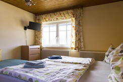 Susi Bettanlage mit TV-Gerät und Fenster