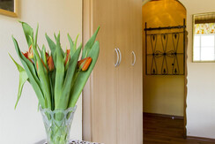 Susi Tisch mit Blumen in Vase