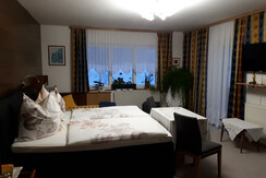 Zimmer 2 mit Balkon