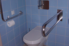 WC behinderten gerecht ausgestattet