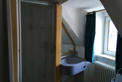 Badezimmer, mit Vorhang abgetrennt