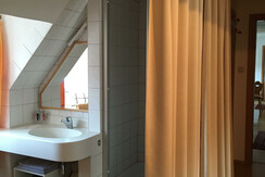 Badezimmer, mit Vorhang abgetrennt