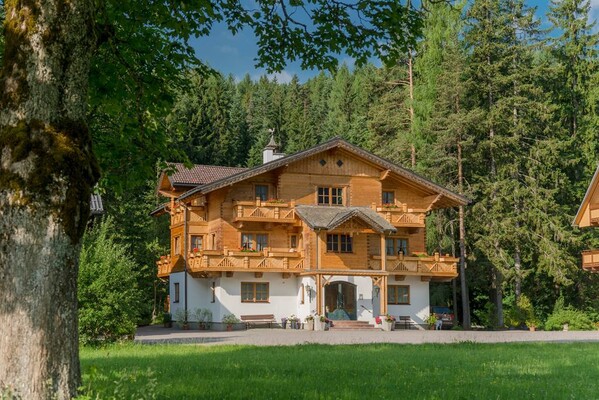 Bio-Holzhaus aus Tannenholz mit Kachelofen