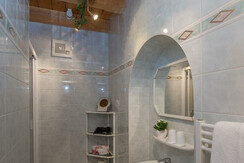 Badezimmer mit Dusche, Fön und separatem WC